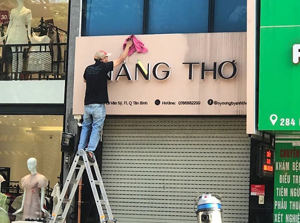 Hướng Dẫn Bảo Quản và Bảo Vệ Bảng Hiệu Mica Giữ Độ Bền Đẹp Như Mới