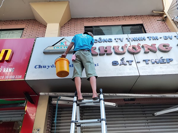 Bí Quyết Vệ Sinh Biển Hiệu, Biển Quảng Cáo Kim Loại (Inox, Đồng, Nhôm...)